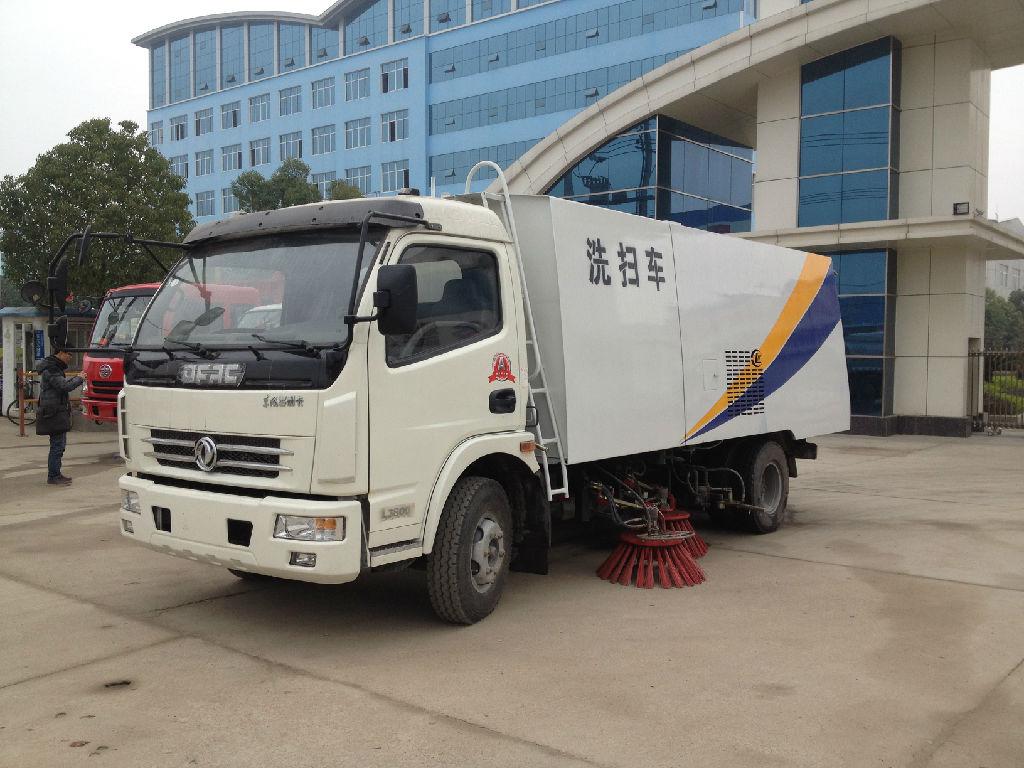 東風(fēng)系列大型掃路車與吸塵車 現(xiàn)代城市環(huán)衛(wèi)的強勁動力